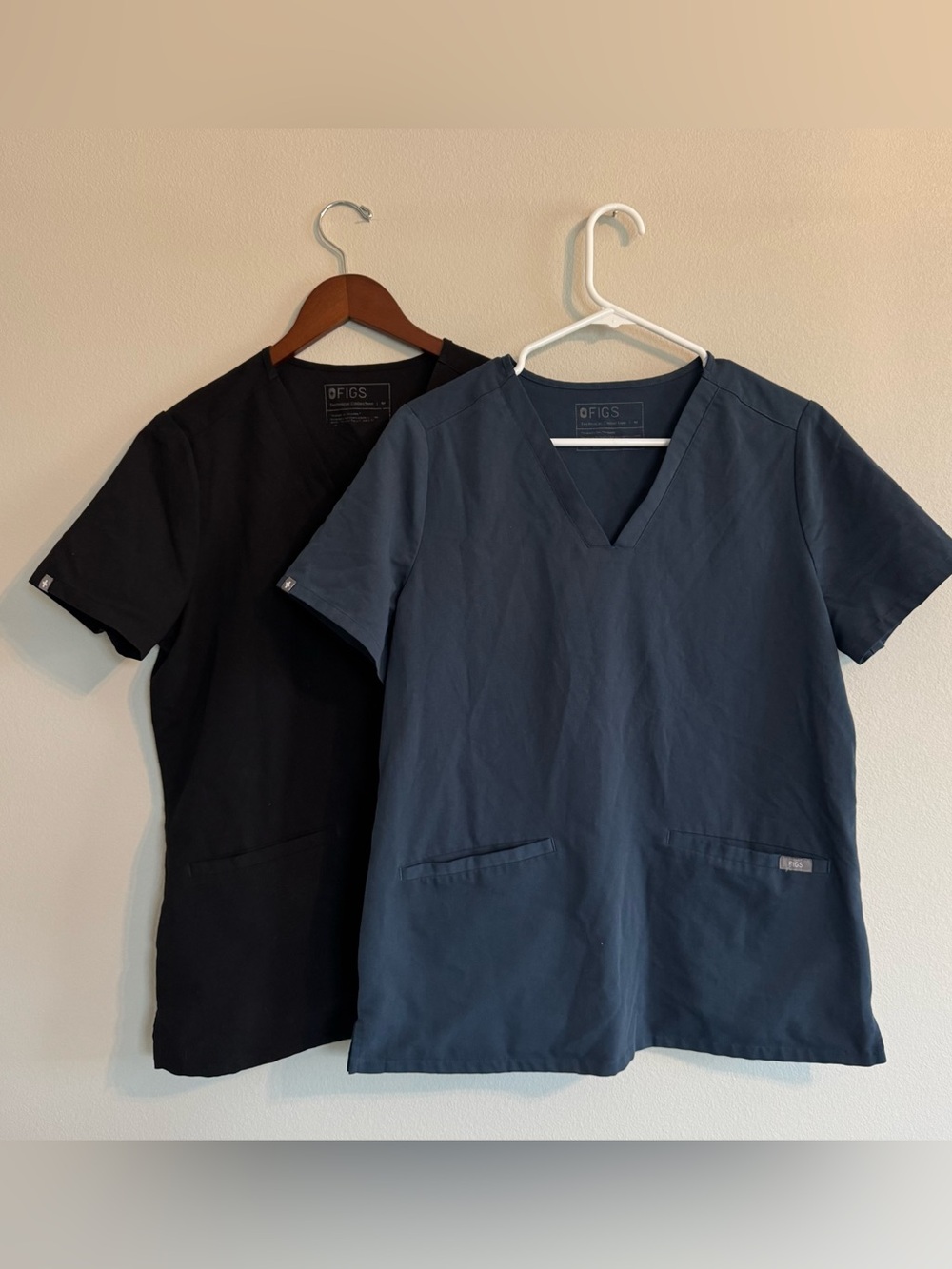 FIGS Casma 3-Pocket V-Neck Scrub Top Bundle Medium